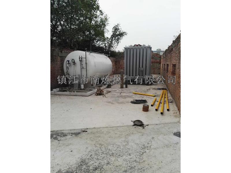 宿遷LNG設(shè)備安裝現(xiàn)場